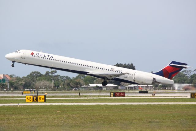 McDonnell Douglas MD-90 (N939DN) - Delta Flight 2298 (N939DN) departs Sarasota-Bradenton International Airport enroute to Hartsfield-Jackson International Airport