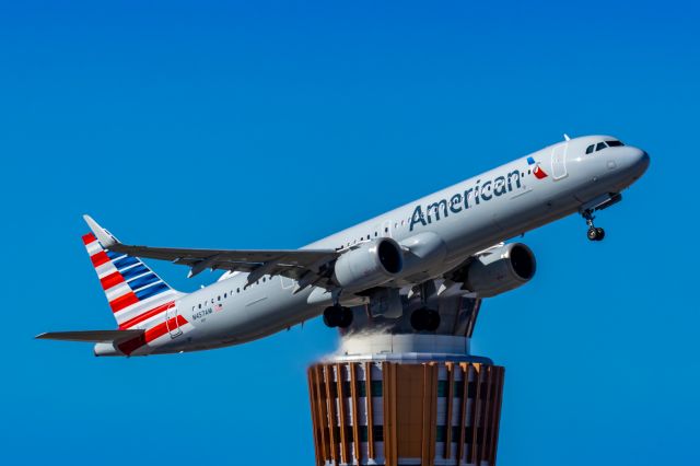 Airbus A321neo (N457AM) - An American Airlines A321 neo taking off from PHX on 2/10/23 during the Super Bowl rush. Taken with a Canon R7 and Canon EF 100-400 II L lens.