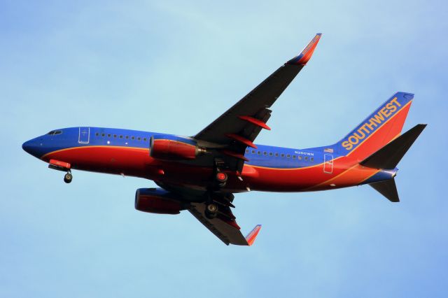 Boeing 737-700 (N260WN) - Final for 2 Center at Nashville