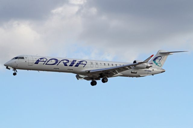Canadair Regional Jet CRJ-900 (S5-AAU)