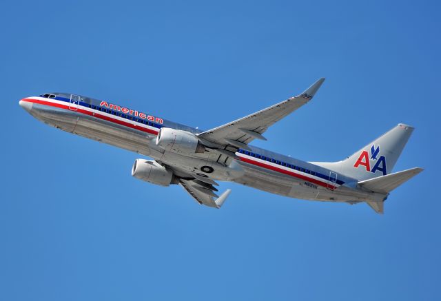 Boeing 737-800 (N818NN)