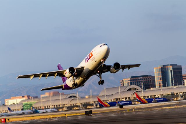 Airbus A300F4-600 (N679FE)