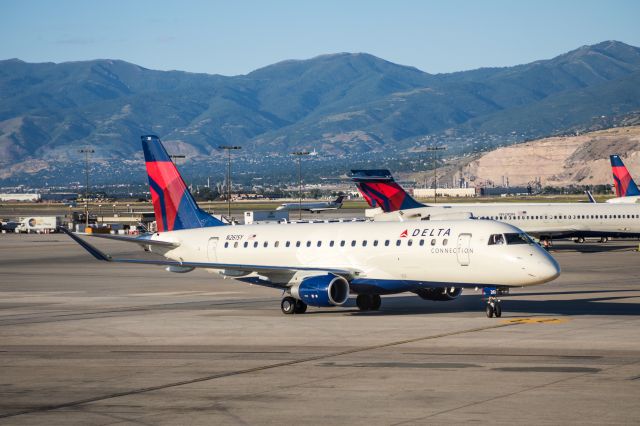 Embraer 175 (N261SY)