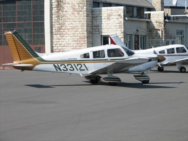 Piper Cherokee (N33121) - Taxiing out to go back to Wyoming Valley.