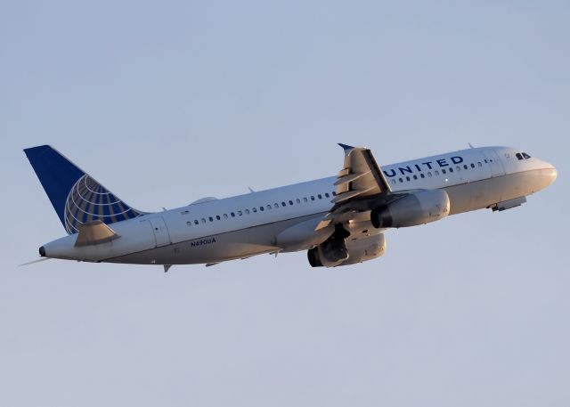 Airbus A320 (N490UA)