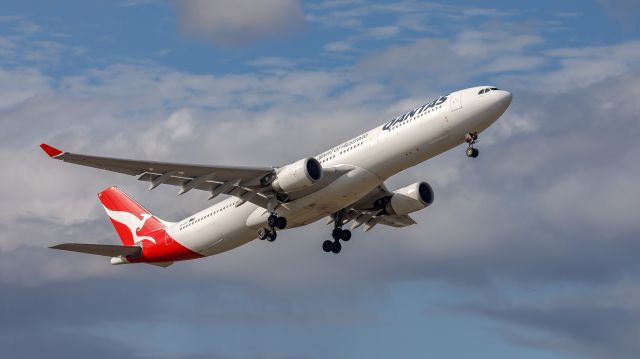 Airbus A330-300 (VH-QPF)