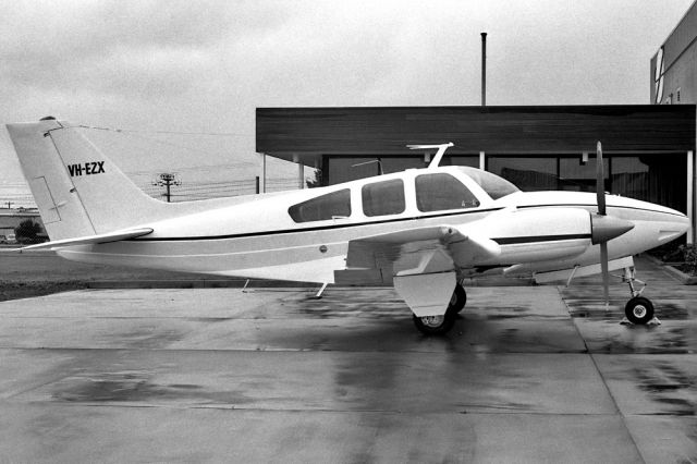 VH-EZX — - BEECH E55 BARON - REG VH-EZX (CN TE-820) - ESSENDON AIRPORT MELBOURNE VICTORIA - AUSTRLAIA -YMEN 17/10/1973