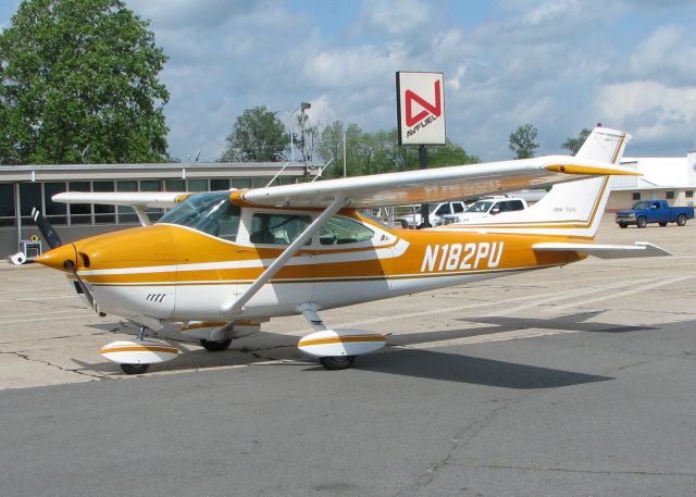 Cessna Skylane (N182PU) - At Downtown Shreveport.