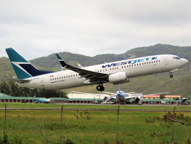 Boeing 737-800 (C-GXRW)