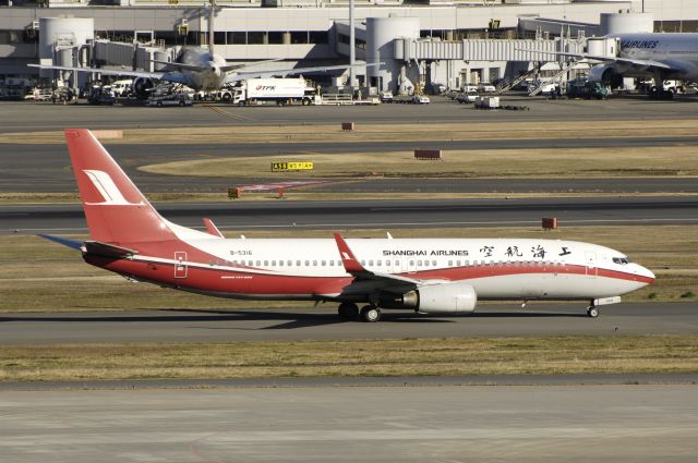 Boeing 737-800 (B-5316) - Taxing at Haneda Intl Airport on 2012/12/12