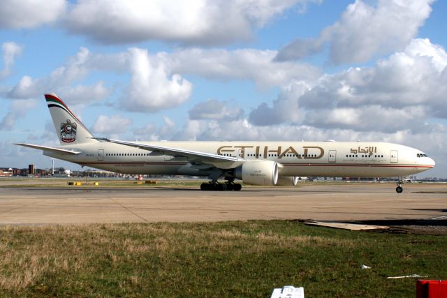 BOEING 777-300 (A6-ETL) - Taxiing to Terminal 4 on 15-Feb-13.