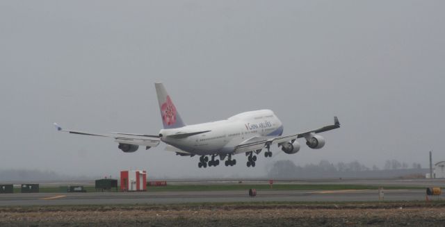 Boeing 747-400 (B-18211) - JFK weather diversion on 4/28/11.