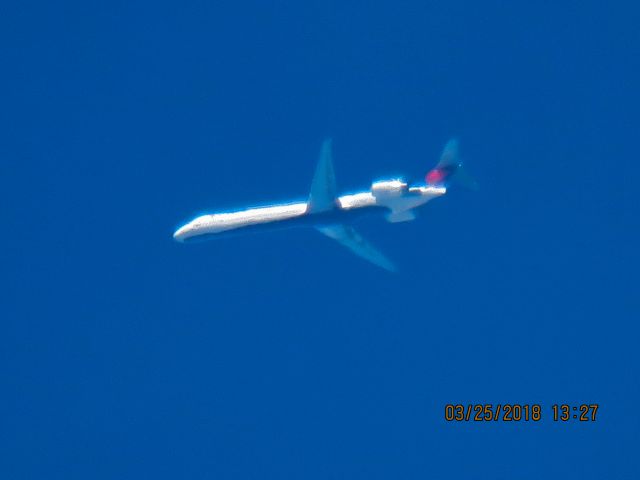 McDonnell Douglas MD-90 (N942DN)