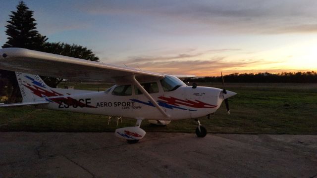 Cessna Skyhawk (ZS-SCE) - pre-fligthing for a night nav at the Cape of Good Hope