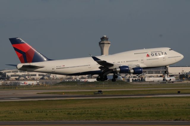 Boeing 747-400 (N674US)