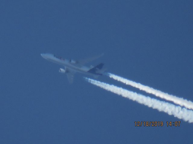 Boeing MD-11 (N588FE)