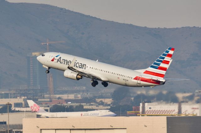 Boeing 737-700 (N936AN) - N936AN blasting off of 28L heading for Chicago!