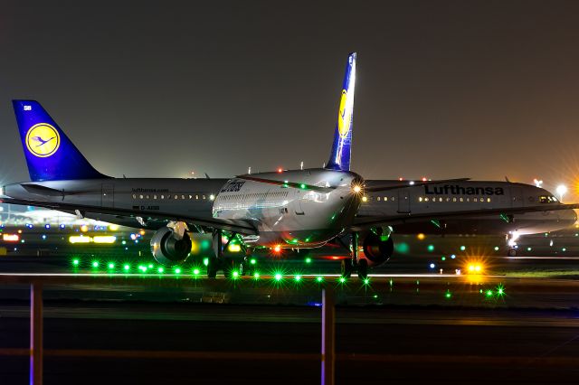 Airbus A321 (D-AISB) - night traffic jam