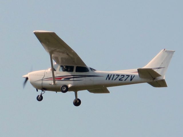 Cessna Skyhawk (N1727V) - Take off runway 26.