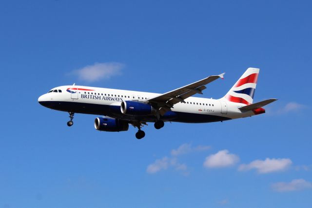 Airbus A320 (G-EUYJ) - British Airways (BA) G-EUYJ A320-232 [cn4464]br /London Heathrow (LHR). British Airways flight BA863 arriving from Prague Václav Havel (PRG).br /Taken from Myrtle Avenue 'Gardens'. Hatton Cross (end of 27L runway)br /br /2018 08 02br /a rel=nofollow href=http://alphayankee.smugmug.com/Airlines-and-Airliners-Portfolio/Airlines/EuropeanAirlines/British-Airways-BAhttps://alphayankee.smugmug.com/Airlines-and-Airliners-Portfolio/Airlines/EuropeanAirlines/British-Airways-BA/a