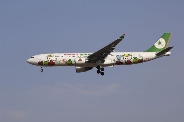 Airbus A330-300 (B-16332) - Final Approach to NRT Airport R/W34L on 2012/01/02 Hello Kitty c/s