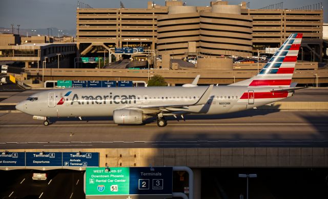 Boeing 737-800 (N893NN)