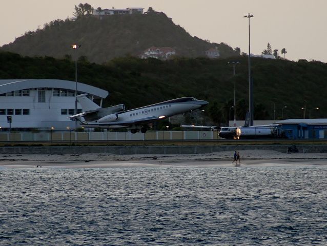 Dassault Falcon 7X (LX-MES)