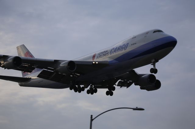 Boeing 747-400 (B-18718)