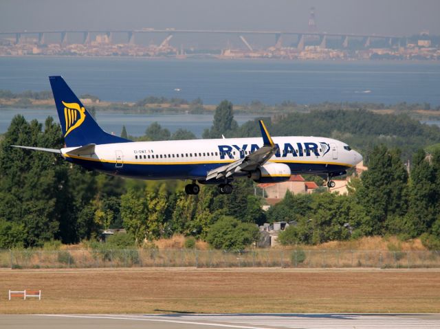 Boeing 737-800 (EI-DWZ) - 07 aout 2015 - landing runway 31L