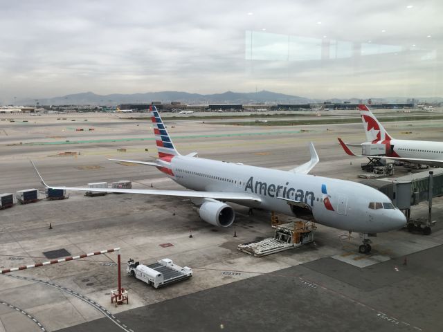 BOEING 767-300 (N396AN)