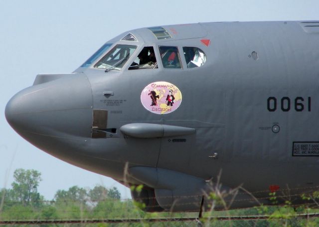 60-0061 — - Taxiing in after doing touch and goes at Barksdale Air Force Base. I guess the pilots are trying to get some fresh air in the musty old BUFF? Truly an awesome aircraft!