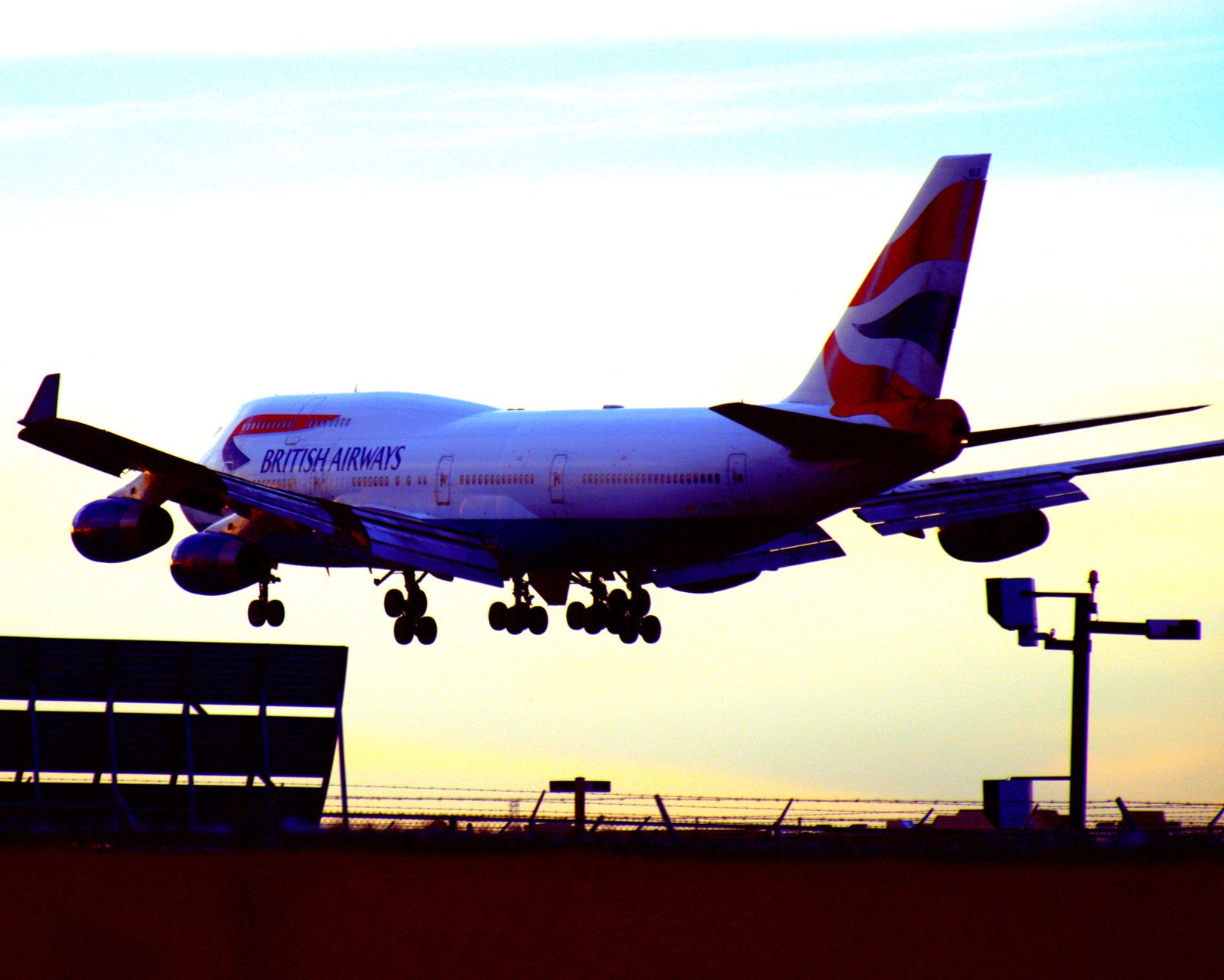 Boeing 747-200 (UNK) - Evening landing of a British Airways 747 at Skyharbor airport in Phoenix, AZ.