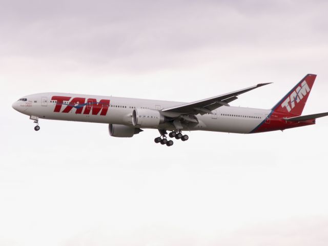 BOEING 777-300ER (PT-MUC) - TAM B777-33ER PT-MUC approach for 25L FRA, 22.08.2009.