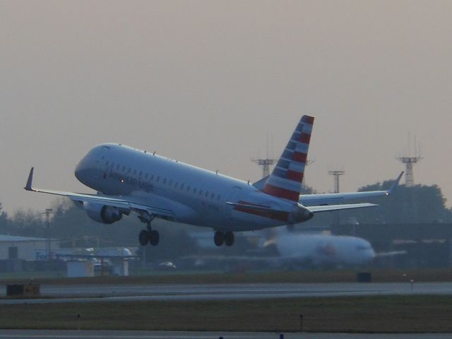 Embraer 170/175 (N115HQ)