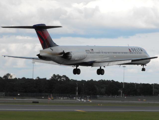 McDonnell Douglas MD-88 (N950DL) - Delta Air Lines MD-88 landing RWY 9