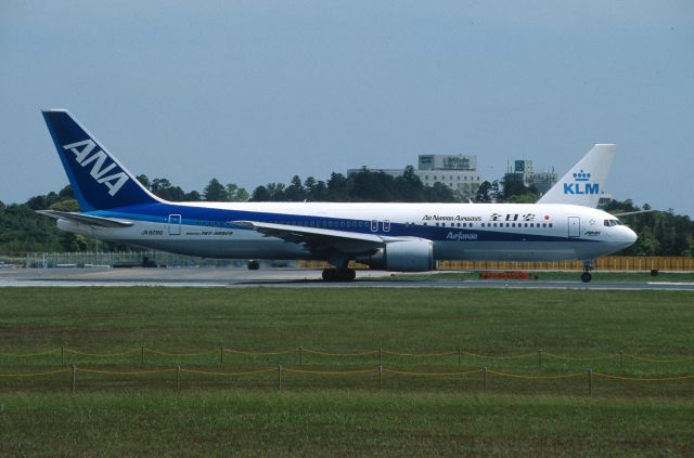 BOEING 767-300 (JA8286) - Departure at Narita Intl Airport Rwy16R on 2002/05/03