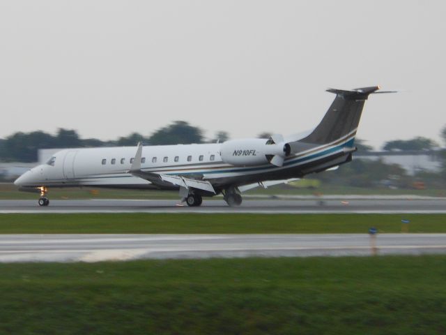 Embraer ERJ-135 (N910FL)