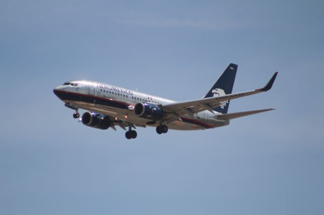 Boeing 737-700 (N904AM) - FINAL APPROACH 27
