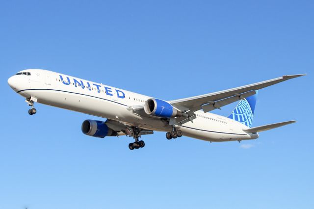 BOEING 767-400 (N76065) - United Airlines Boeing 767-424ER arriving from Barcelona landing on runway 29 at Newark on 11/20/22.