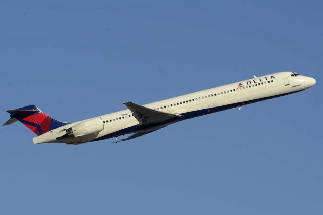 McDonnell Douglas MD-90 (N905DA) - Delta McDonnell-Douglas MD-90-30 N905DA at Phoenix Sky Harbor on December 2, 2015. It was manufactured in April 1995. Its construction number is 53385. It was delivered to Delta on April 29, 1995. 