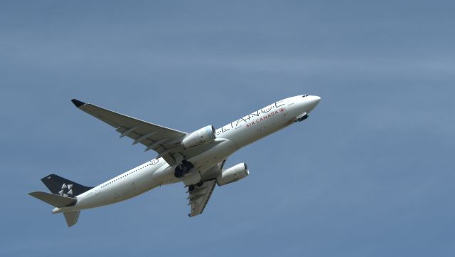 Airbus A330-300 (C-GHLM)