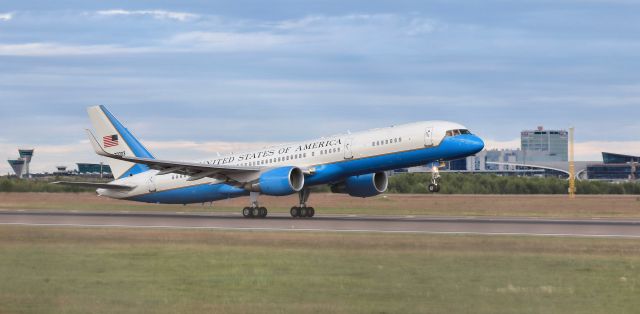 Boeing 757-200 (N90003)