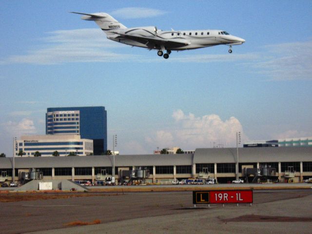 Cessna Citation X (N808GG) - Landing on RWY 19R