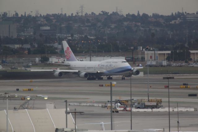 Boeing 747-400 (B-18215)