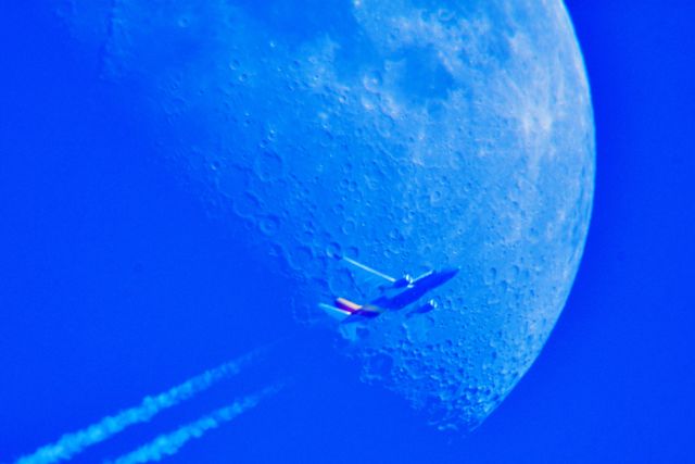 Boeing 737-700 (N445WN) - This is Southwest Flight 261 a Boeing 737-7H4 Philadelphia to Chicago passing the Waxing Gibbous Moon south of Cleveland at 38,000 ft. 479 mph 06.28.2020.