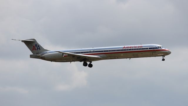 McDonnell Douglas MD-83 (N982TW) - Coming in for a landing as seen from Founder's Plaza on 5/26/2019, a few months before her retirement.