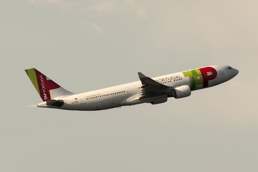 Airbus A330-300 (CS-TOK)