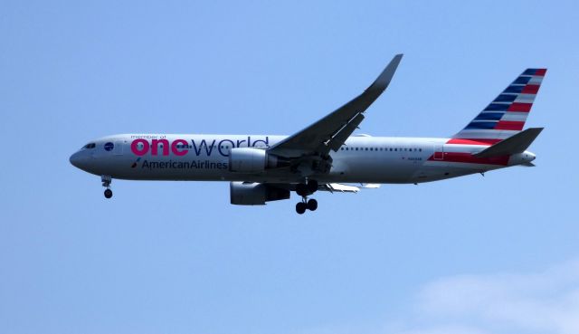 BOEING 767-300 (N343AN) - On final is this 2003 American Airlines "One World" livery Boeing 767-323 in the Spring of 2019.