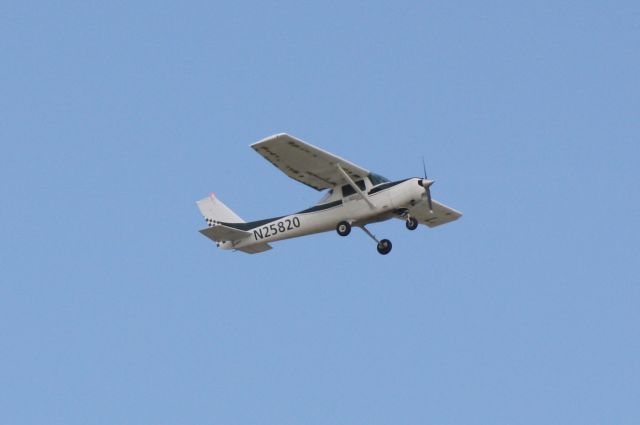 Cessna 152 (N25820) - Cessna 152 (N25820) departs Sarasota-Bradenton International Airport
