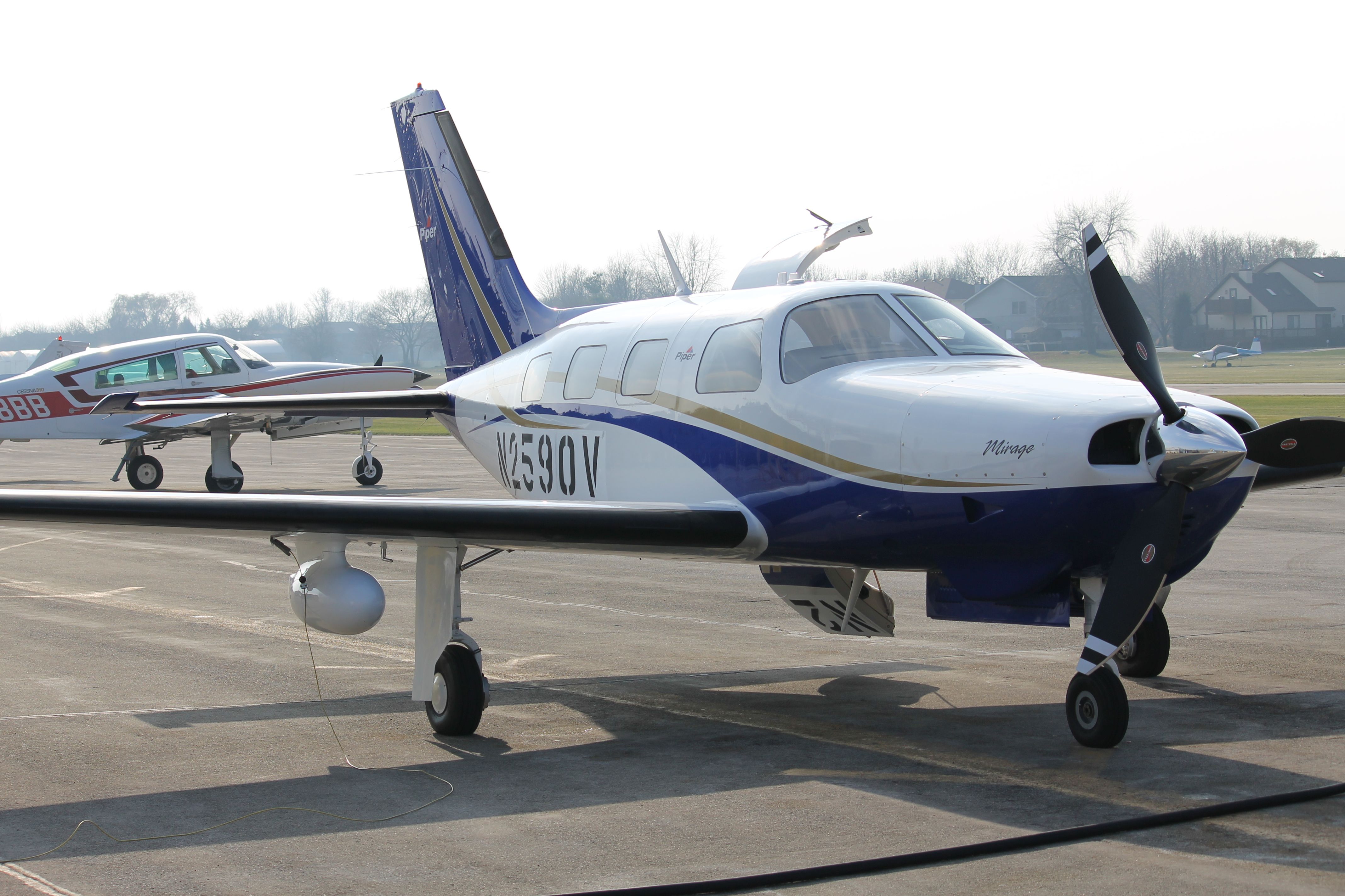 Piper Malibu Mirage (N2590V) - Getting fuel after arriving from Kansas